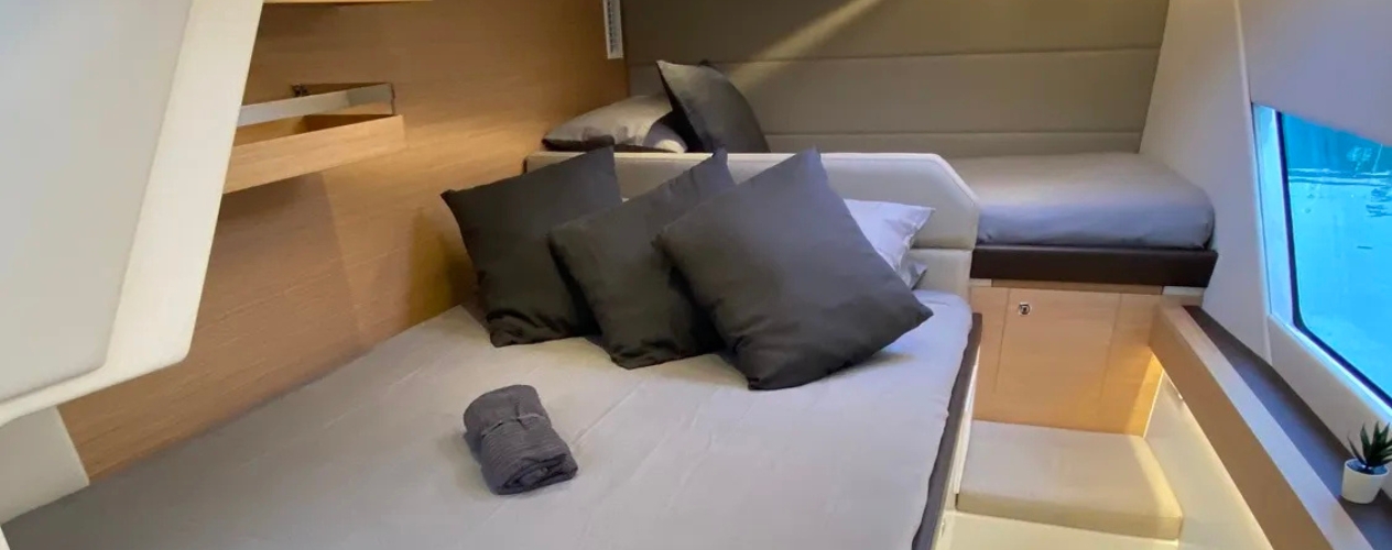 makai-interior-bedroom-grey- https://makaiyachts.gr/wp-content/uploads/2025/02/Ανώνυμο-1264-x-1000-px-1264-x-500-px-4.jpg